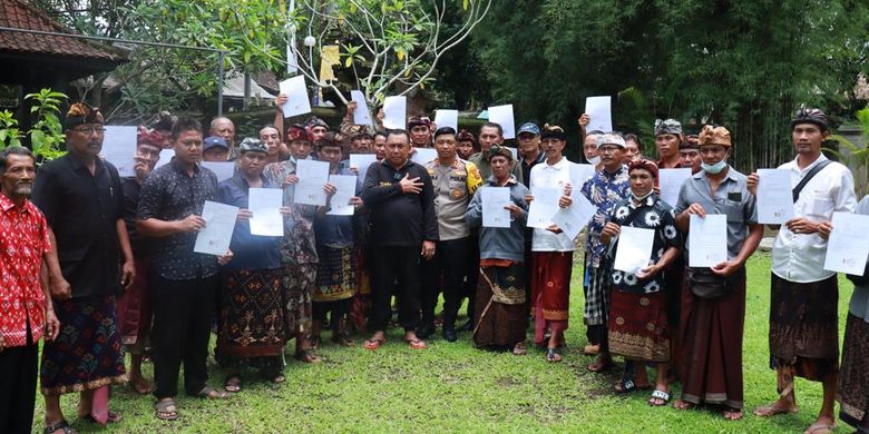 Bupati Jembrana I Nengah Tamba berfoto bersama 32 ketua kelompok Lembaga Pengelola Hutan Desa (LPHD) Jembrana sambil menunjukan komitmen tertulis untuk menjaga hutan Jembrana di Rumah Jabatan Bupati Jembrana, Jumat ( 21/10/2022).