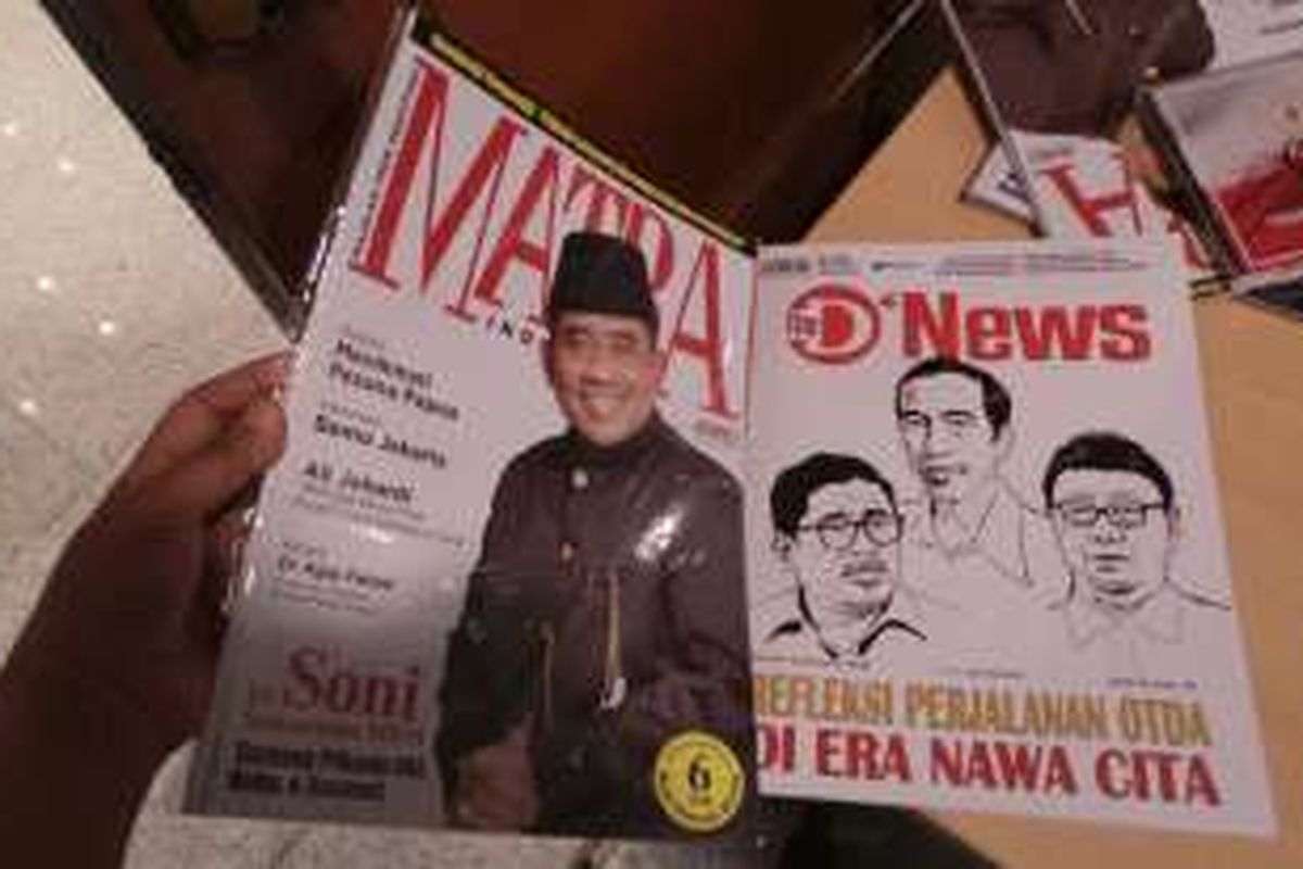 Dua majalah dengan cover Plt Gubernur DKI Jakarta Sumarsono yang menjadi souvenir bagi pejabat DKI Jakarta yang nonton bareng debat cagub-cawagub DKI, di Balai Kota DKI Jakarta, Jumat (13/1/2017).