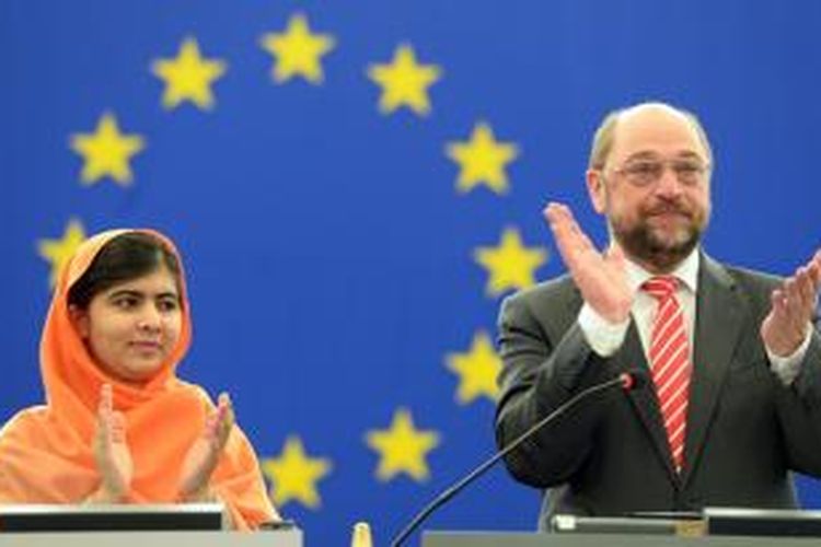Malala Yousafzai dan Presiden Parlemen Eropa Martin Schulz saat menerima penghargaan Sakharov di Strasbourg, Perancis, Rabu (20/11/2013).