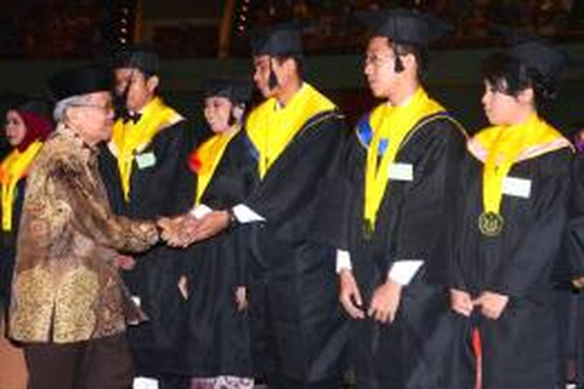Taufik Ismail di hadapan ratusan wisudawan Universitas Nasional dan Akademi-Akademi Nasional yang menghadri wisuda Periode II Tahun Akademik 2012/2013, di Jakarta Convention Center, Minggu (6/10/2013). 