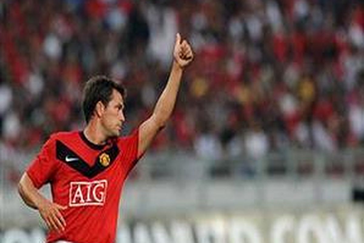Penyerang Manchester United, Michael Owen merayakan gol yang mengantar timnya menang 3-2 atas tim nasional Malaysia dalam pertandingan persahabatan di Stadion Nasional Bukit Jalil, Sabtu (19/7).