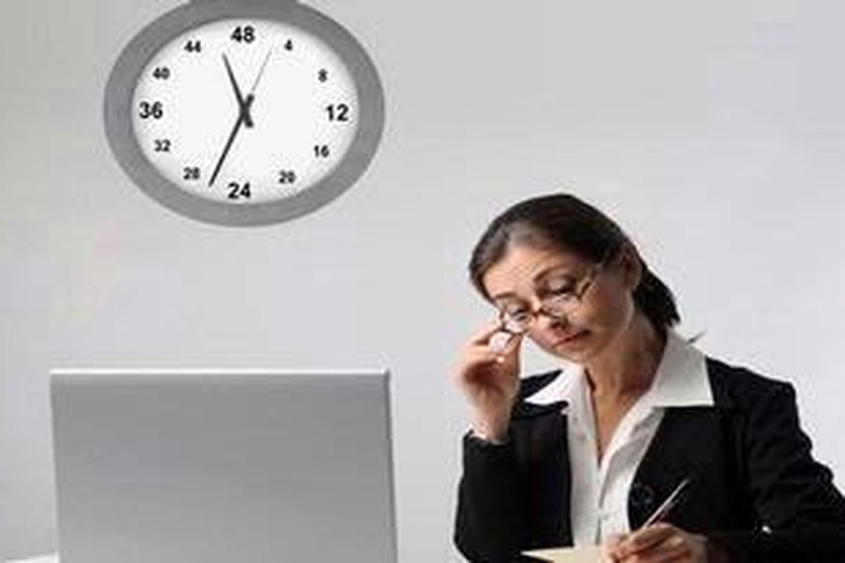 Bekerja berjam-jam tanpa henti karena takut tidak bisa memberi performa sempurna bisa membuat perfeksionis kelelahan. 