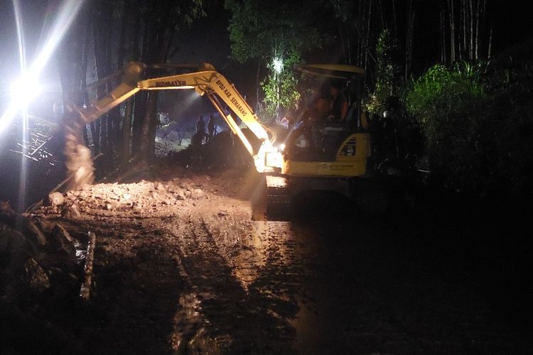 Petugas melakukan pembersihan material yang menutupi jalur Cingklok-Ngaduman