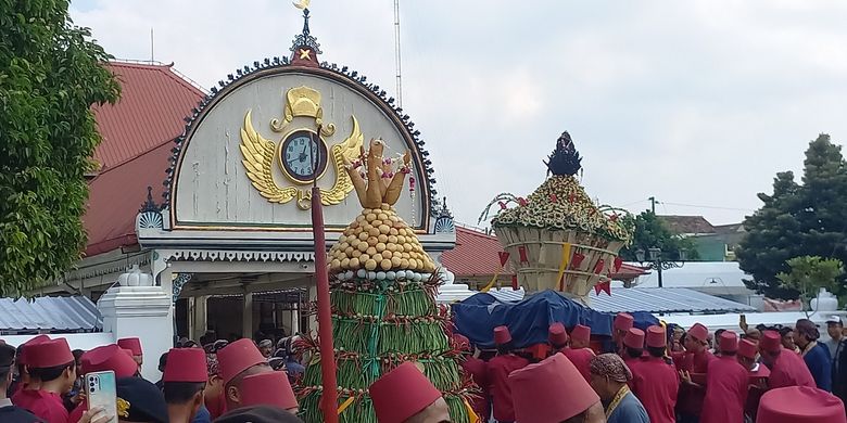 Suasana Grebeg Besar di Halaman Masjig Gedhe Kauman, Kota Yogyakarta dalam rangka peringati Idul Adha, Selasa (18/6/2024)