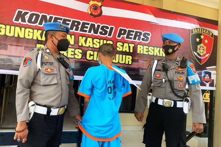 MS (23), seorang pemuda di Kabupaten Cianjur, Jawa Barat, diamankan di Polres Cianjur usai membacok pengendara sepeda motor hingga terluka parah.