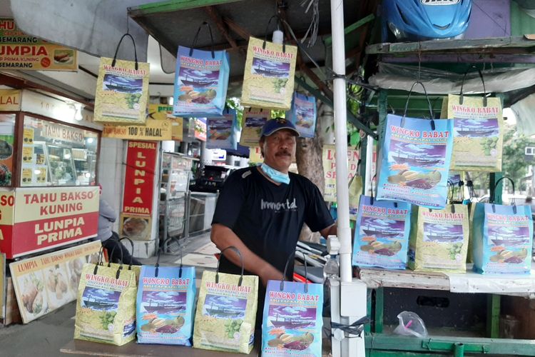 Salah satu penjual Wingko Babat, Win (55) di kompleks pusat Oleh-oleh Jalan Pandanaran Semarang, Selasa (26/5/2020).