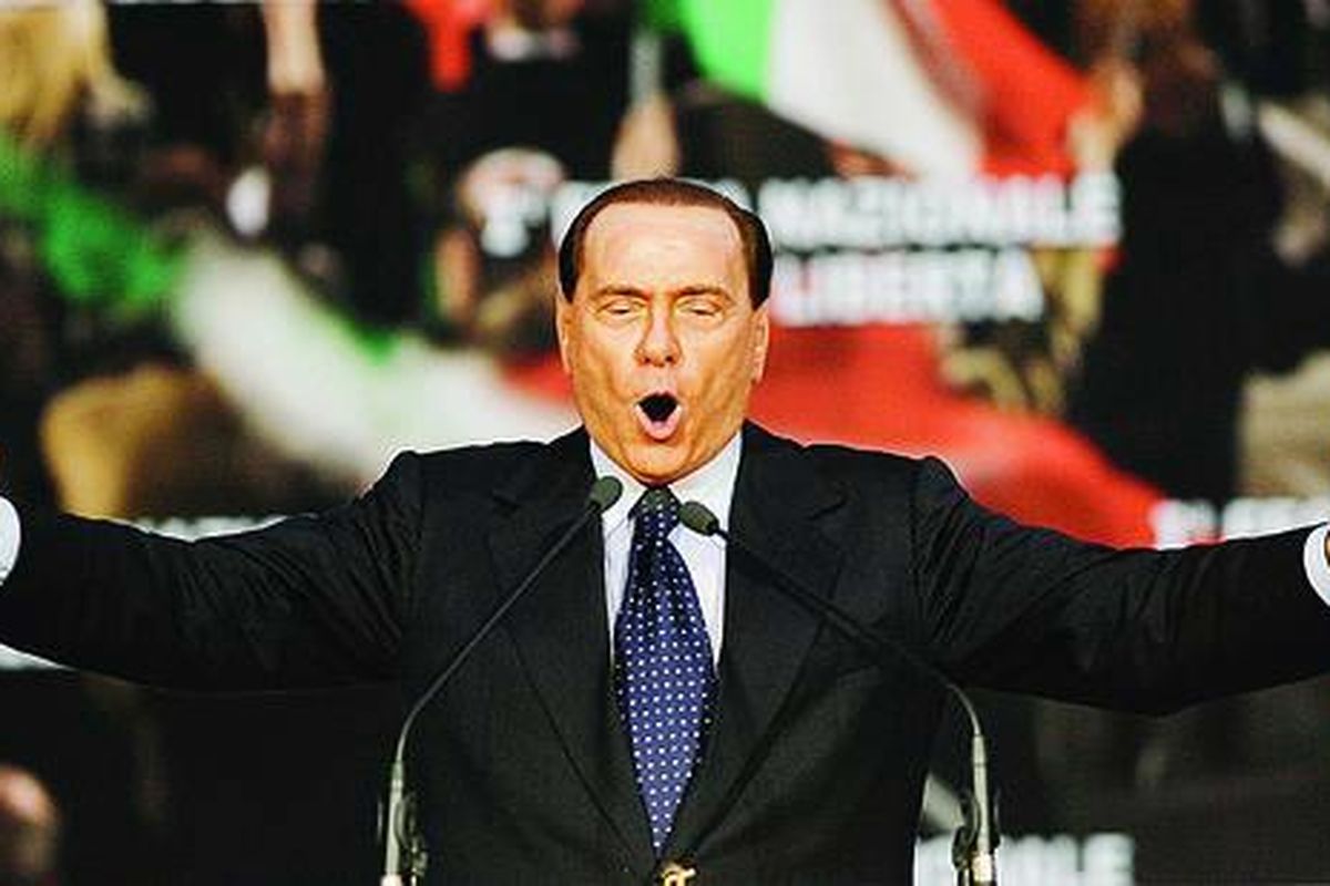 PM Italia Silvio Berlusconi terlihat dalam gambar yang diambil pada Minggu (27/9/2009). Para hakim Pengadilan Konstitusional Italia membatalkan hukum yang memberikan kekebalan hukum kepada Berlusconi.