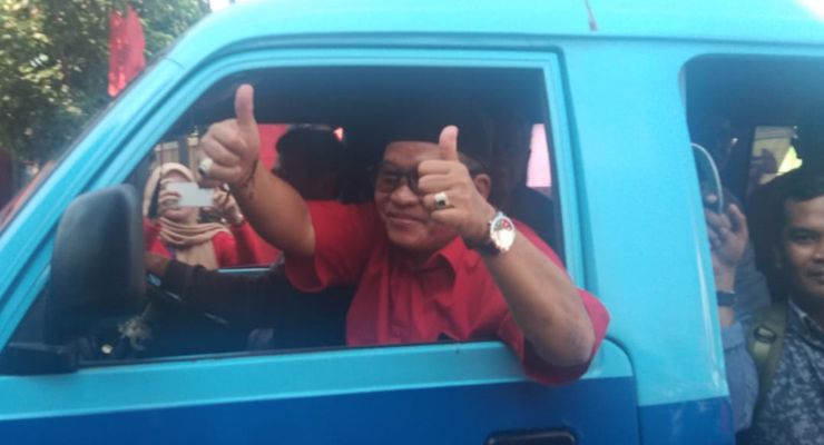 Naik Angkot, Eks Sekda Kota Magelang Kembalikan Formulir Pilkada 2024 di PDI-P