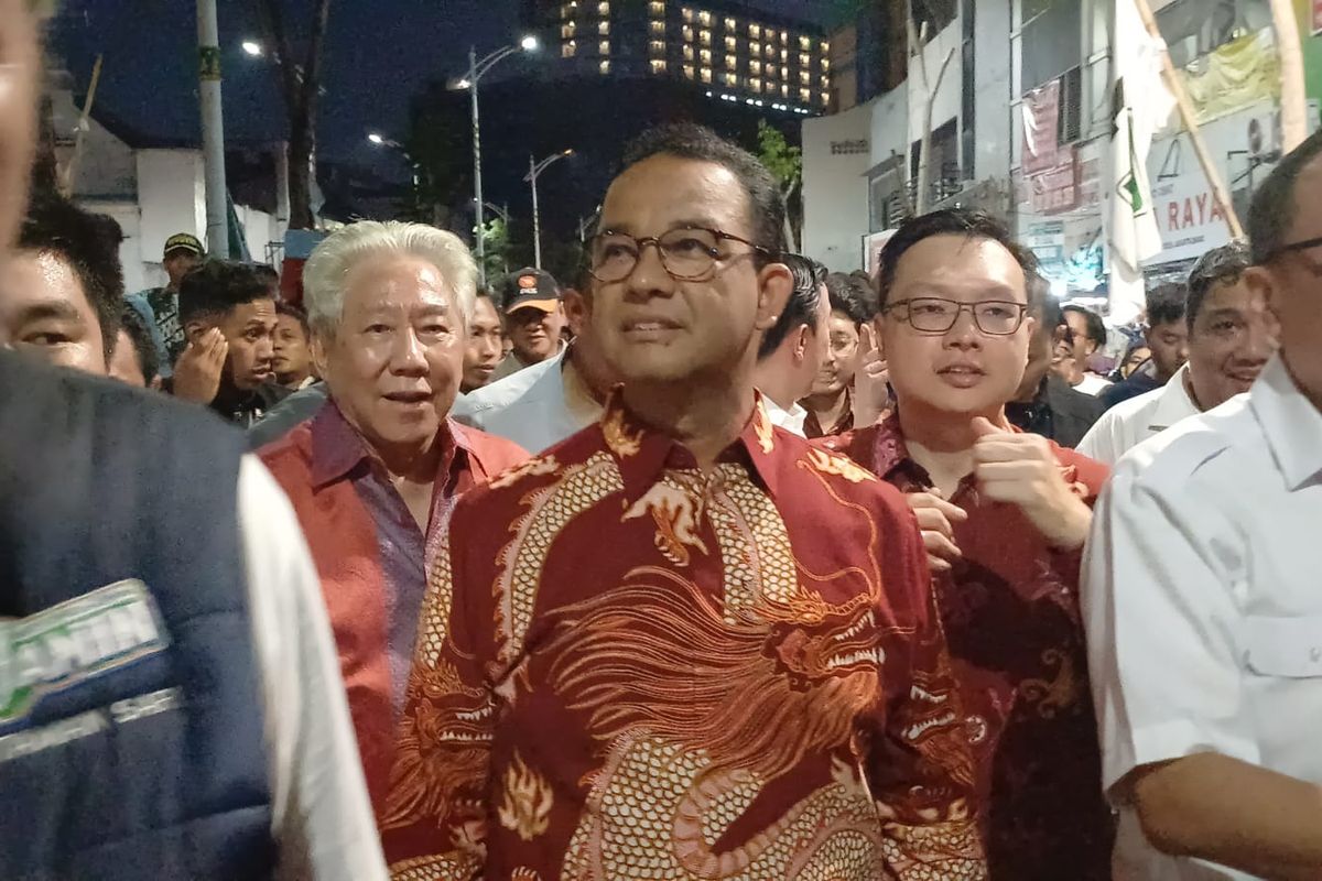 Anies Baswedan jalan di Pecinan, Glodok, Jakarta Barat, Senin (29/1/2024).