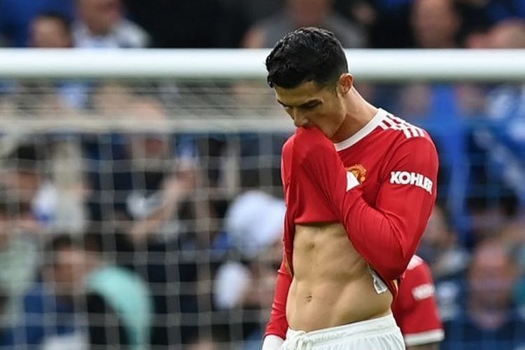 Cristiano Ronaldo tampak sangat kecewa di tengah pertandingan pekan ke-36 Liga Inggris yang mempertemukan Brighton vs Man United di Amex Stadium, Minggu (8/5/2022) dini hari WIB.