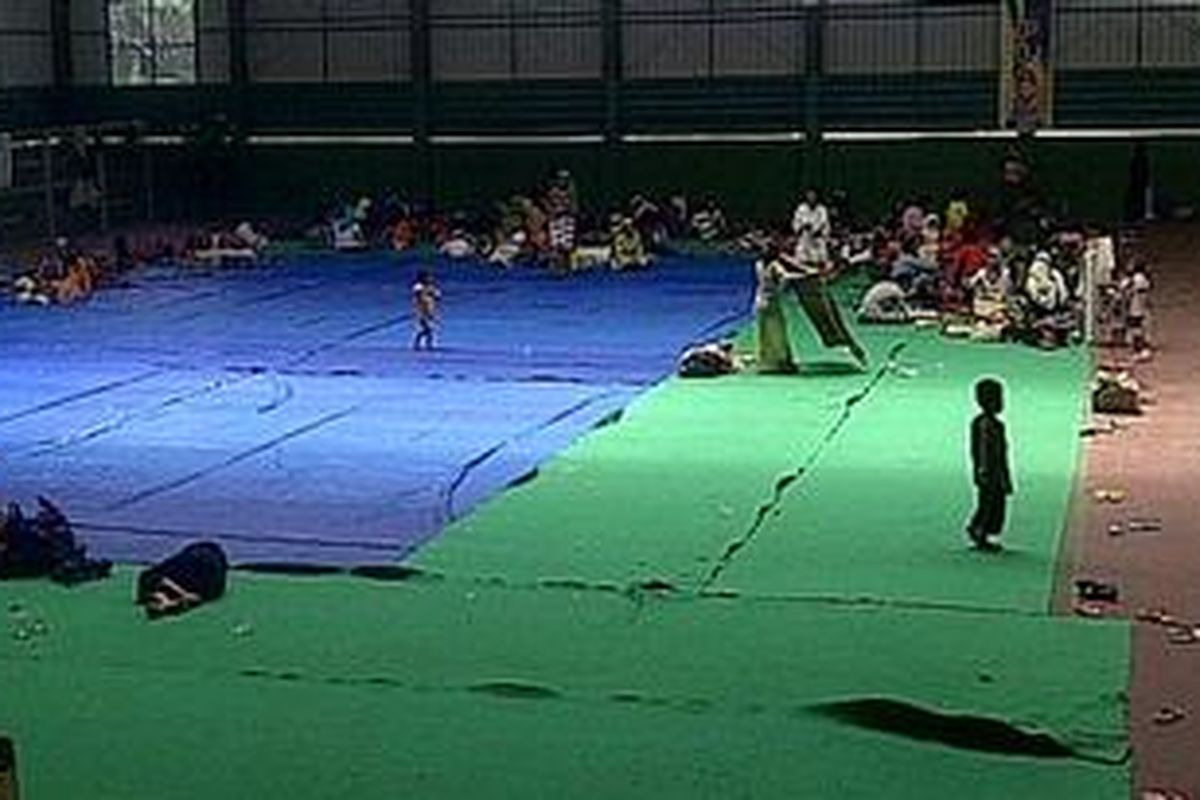 Ratusan pengungsi Syiah yang tinggal di gedung tenis indoor, mengaku tidak kerasan tetapi mereka bingung hendak kemana.