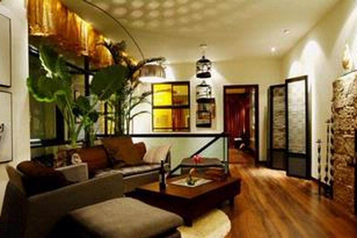 Menggunakan lampu spotlight akan menambah nilai estetis rumah, karena seolah memiliki satu focal point tersendiri. Benda yang disorot pun terkesan berbeda, unik, juga menawan.