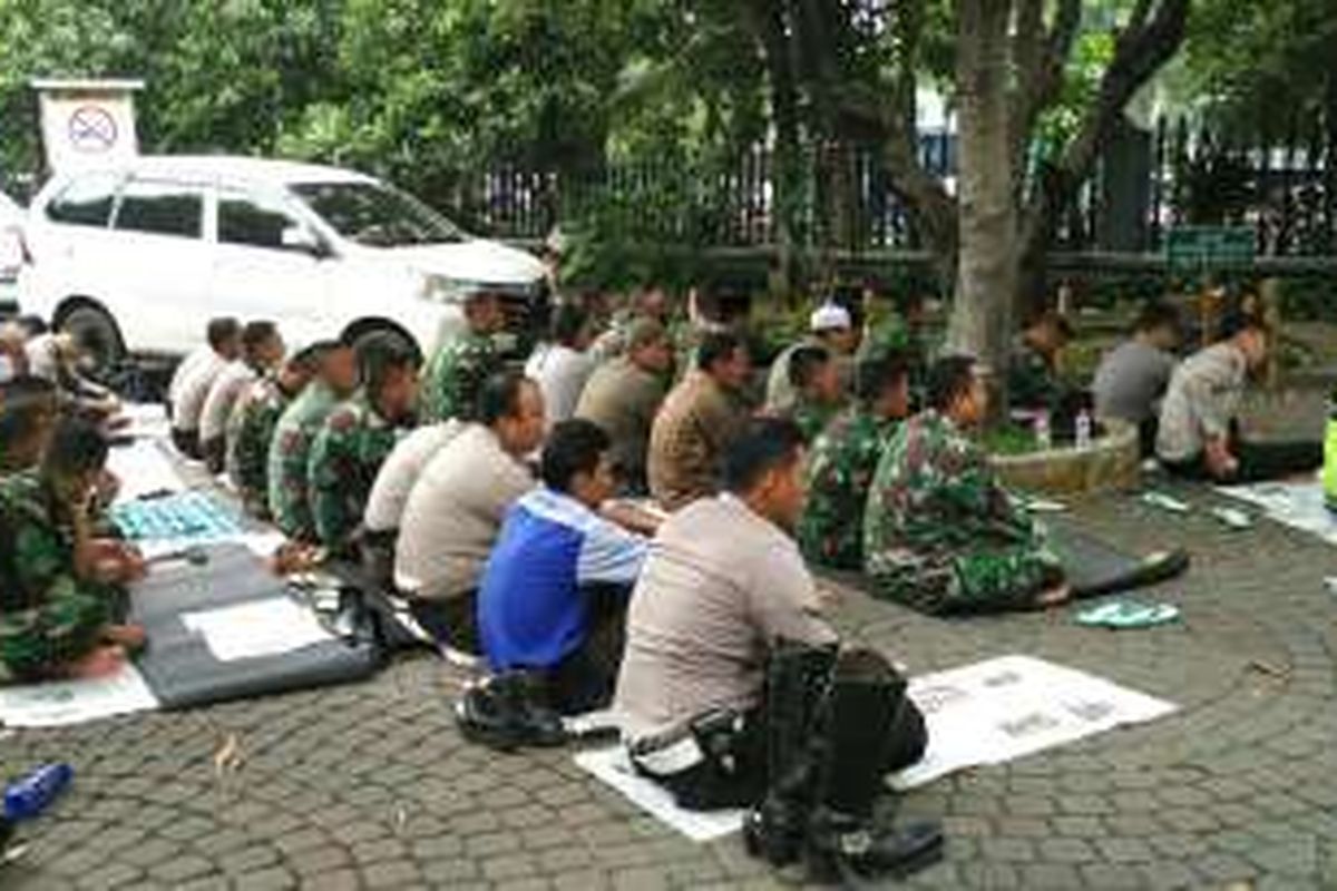 Aparat TNI dan Polri shalat Jumat berjemaah bersama demonstran. Mereka shalat di halaman Katedral, Jumat (4/11/2016).