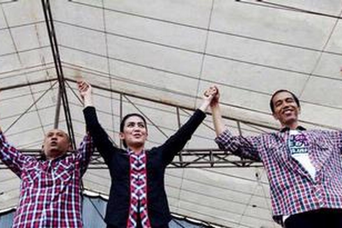 Gubernur DKI Jakarta Joko Widodo (Jokowi) hadir dalam kampanye pasangan calon gubernur Rieke Dyah Pitaloka dan wakil gubernur Teten Masduki yang diusung partai tersebut dalam Pilkada Jabar 2013 di Lapangan Tarikolot, Desa Nanjung Mekar, Rancaekek, Kabupaten Bandung, Jawa Barat, Sabtu (16/2/2013). Kampanye yang juga dihadiri Ketua Umum Partai Demokrasi Indonesia Perjuangan (PDIP) Megawati Soekarnoptri tersebut disambut antusias ribuan massa dari berbagai wilayah di Jawa Barat yang berdatangan.  