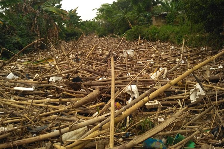 Sampah bambu menumpuk di aliran Sungai Cikeas, Kecamatan Jatiasih, Kota Bekasi, tepatnya di Bendungan Koja, sejak Kamis (10/10/2019).