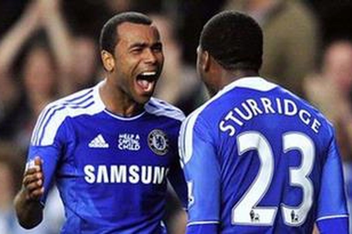 Penyerang Chelsea, Daniel Sturridge, merayakan bersama bek Ashley Cole, golnya ke gawang Everton, pada laga Premier League, di Stamford Bridge, Sabtu (15/10/2011).