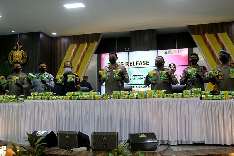 Kapolda Aceh Irjen Pol Ahmad Haidar, bersama jajarannya memperlihatkan barang bukti narkotika jenis sabu asal Malaysia yang berhasil ditangkap dari tiga tersangka.