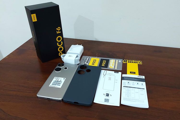 Kotak penjualan Poco F6 mencakup satu unit ponsel Poco F6, casing ponsel, SIM card ejector, buku panduan penggunaan, kartu garansi, pembatas buku, stiker, kabel USB-C, serta adapter 90 Watt.