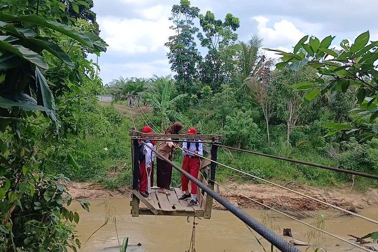 Alasan Bupati Kukar Tak Bangun Jembatan, Meski Ada Siswa ke Sekolah Naik Kereta Gantung