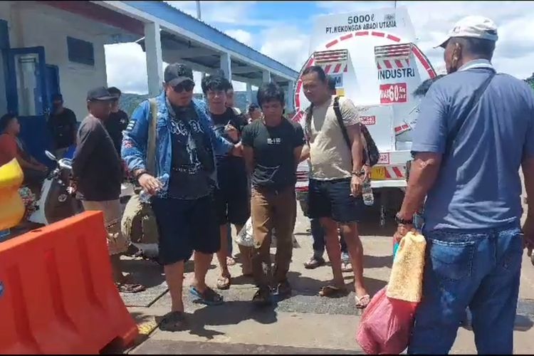 AS (35), tersangka kasus poliandri berujung maut dievakuasi oleh tim Resmob Polres Bone, Sulawesi Selatan dievakuasi melalui jalur laut. Jumat, (25/8/2023).