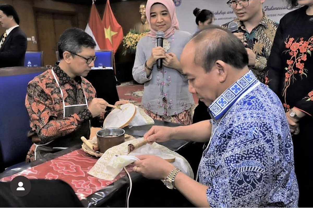 Batik Handayani Geulis di Hanoi