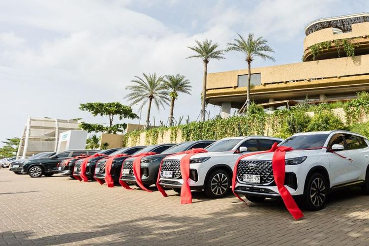 TIGGO Series Chery Super Hybrid (CSH) diserahkan kepada Chery Family, memantapkan posisi sebagai mobil terlaris segmen hybrid di Indonesia.