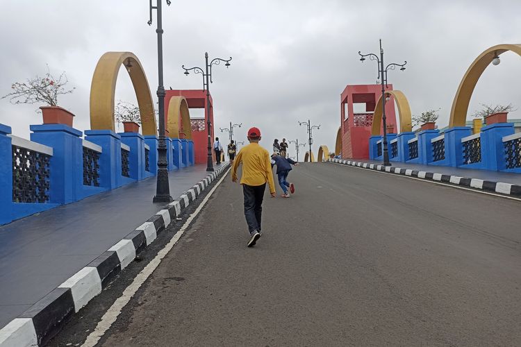 Tanjakan menuju jembatan kaca Tangerang atau Jembatan Kaca Berendeng di Kota Tangerang, Banten, pada Minggu (21/4/2024).