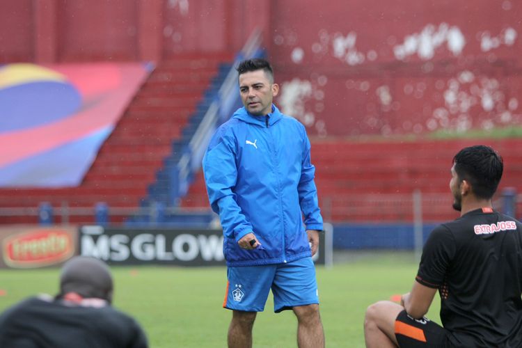 Pelatih baru Persik Kediri untuk mengarungi Liga 1 2021-2022.