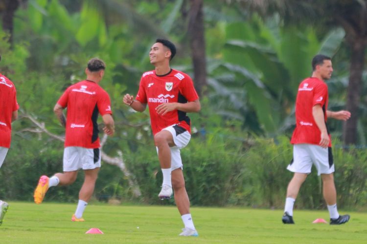 Marselino Ferdinan terlihat tengah berlatih pada Selasa (27/5/2025). Para pemain Timnas Indonesia mengadakan Training Camp di lapangan latihan Bali United di Gianyar Bali jelang ronde laga-laga Kualifikasi Piala Dunia 2026 kontra China dan Jepang.