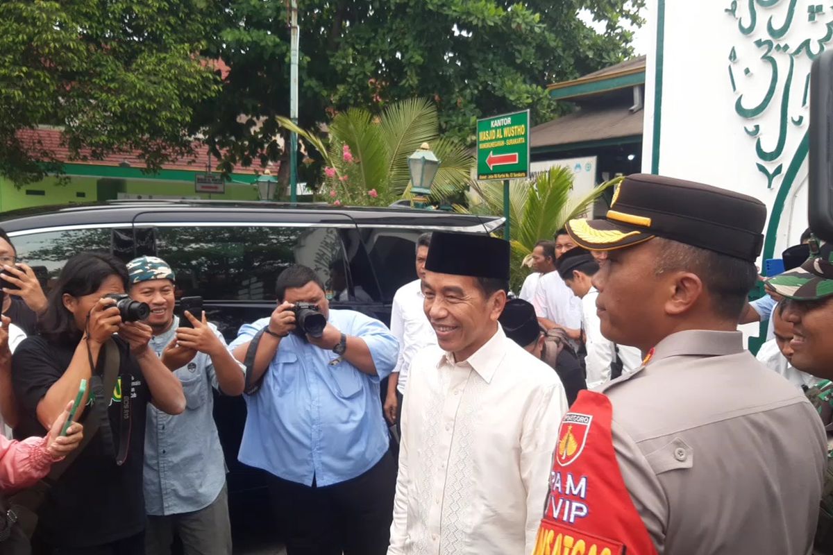 Momen Jokowi Kunjungi Al Wustho Mangkunegaran Solo untuk Shalat Jumat