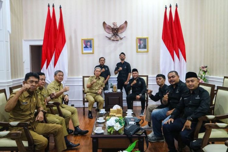 Wali Kota Bogor Dedie A Rachim saat menerima audiensi dari Yayasan Catatan Akhir Sekolah (CAS) di Ruang Paseban Punta, Balai Kota Bogor, Senin (6/10/2025).