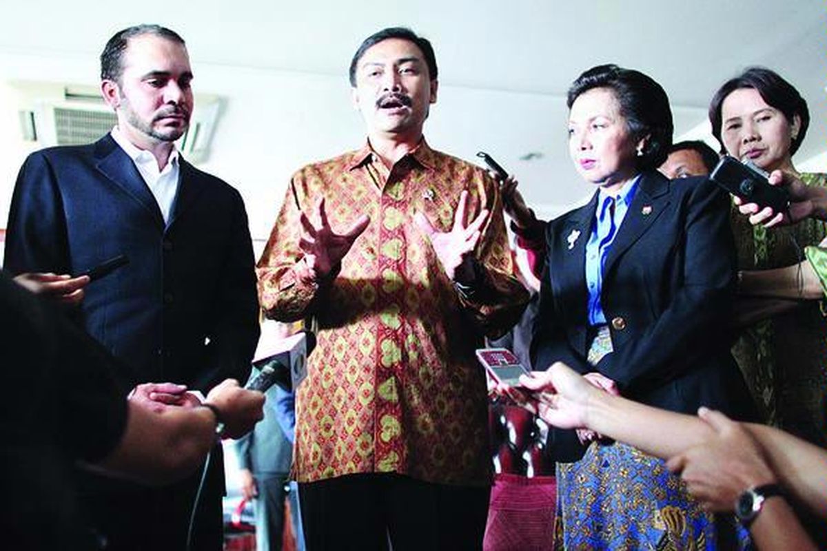 Wakil Presiden FIFA Pangeran Ali bin al-Hussein (kiri) bersama Menpora Andi A Mallarangeng dan Ketua Umum KONI/KOI Rita Subowo memberi keterangan di Gedung Kemenpora, Jakarta, Selasa (14/6). Wakil Presiden FIFA ke Indonesia untuk memantau perkembangan rencana kongres PSSI.