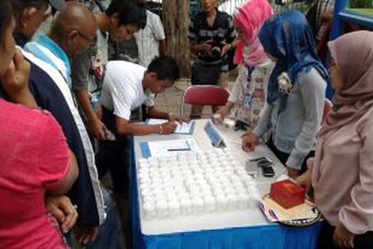 Seorang warga Perumahan Permata, Kelurahan Kedaung Kali Angke, Kecamatan Cengkareng, Jakarta Barat, atau yang biasa dikenal sebagai Kampung Ambon, mendaftarkan diri untuk melakukan tes urine yang diselenggarakan oleh Badan Narkotika Nasional (BNN), Kamis (27/11/2014).