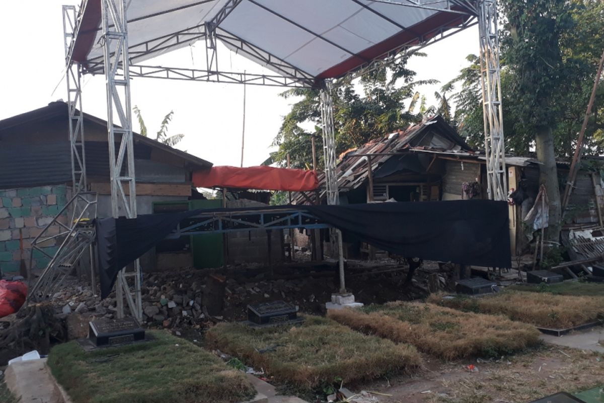 Panggung hajatan sunatan yang viral di media sosial karena letaknya berdekatan dengan area TPU Pondok Kelapa, Jakarta Timur, Senin (10/9/2018).