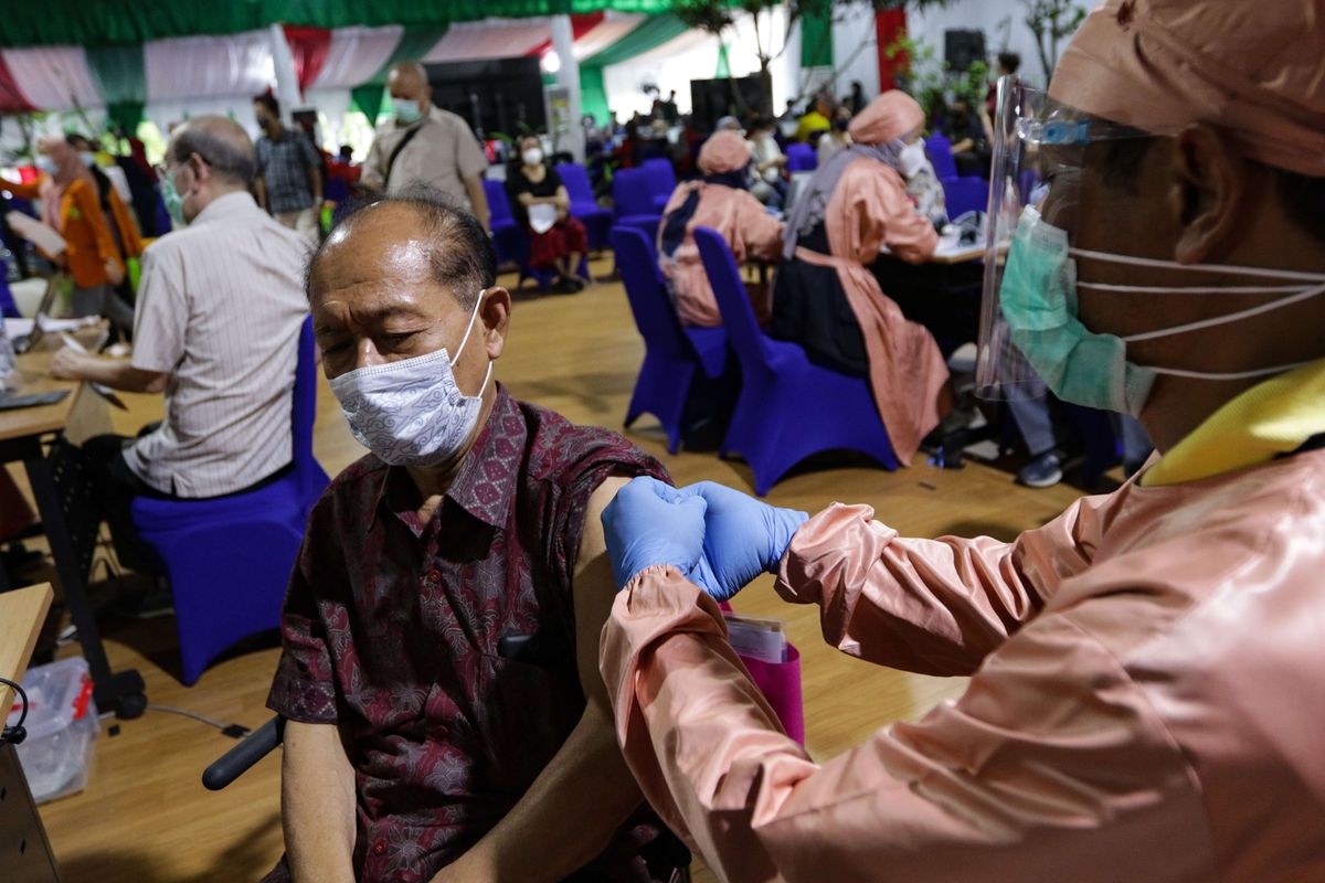 Vaksinasi Covid-19 bagi kelompok lanjut usia (lansia) dari Kementerian Kesehatan (Kemenkes) mulai dilaksanakan di BBPK Jakarta Kampus Hang Jebat, Jakarta, Senin (22/3/2021). Vaksinasi Covid-19 ini bisa dilakukan bagi lansia yang memiliki kartu tanda penduduk (KTP) DKI Jakarta dan non-DKI Jakarta.