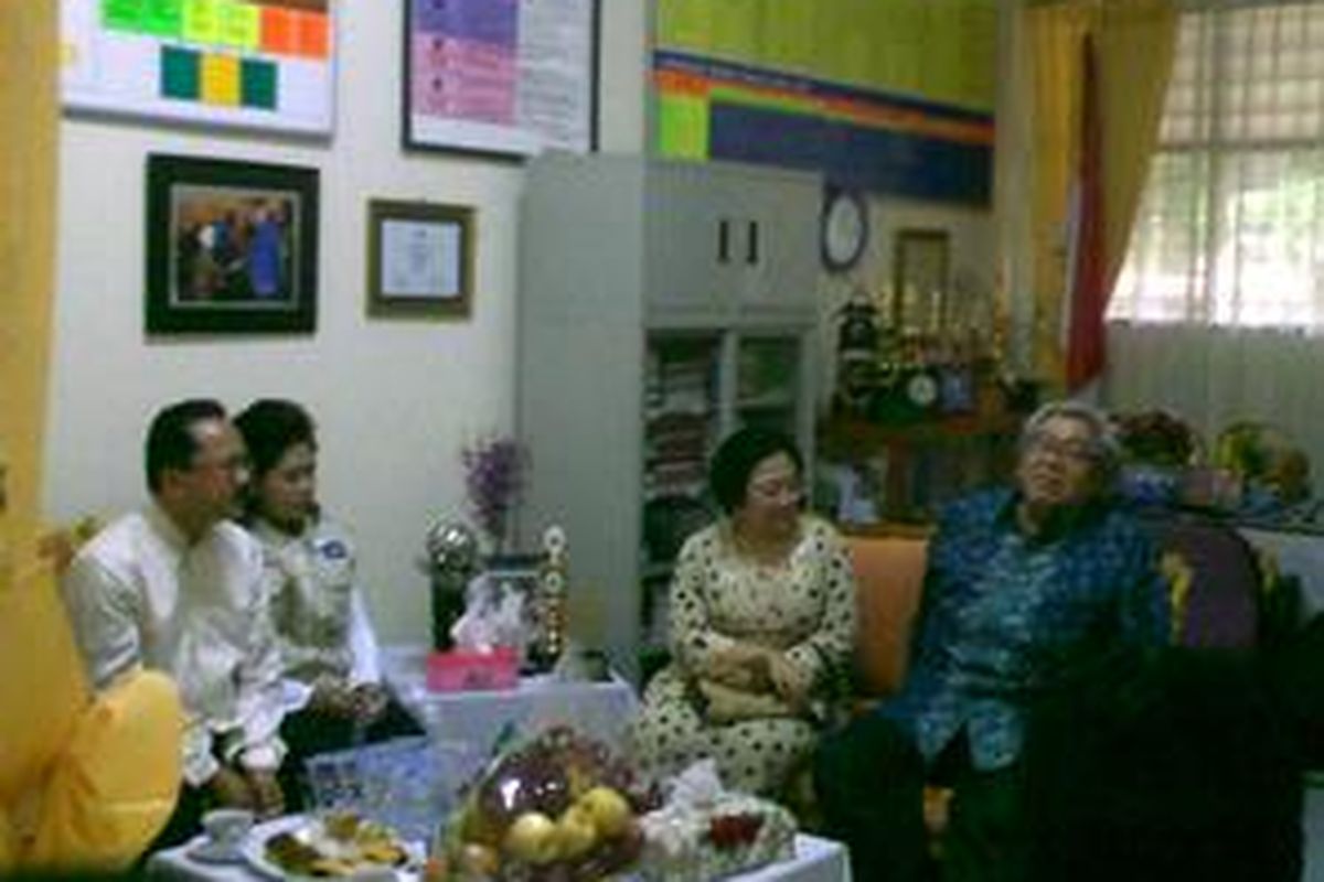 Gubernur DKI Jakarta Fauzi Bowo dan istri, Sri Hartati Fauzi Bowo (kiri) serta mantan Presiden Megawati Soekarnoputri dan suaminya, Taufik Kiemas menghadiri acara peluncuran program Sahabat Biopori di lokasi Sekolah Dasar Negeri (SDN) 12 Bendungan Hilir Jakarta, Sabtu (26/6/2010).