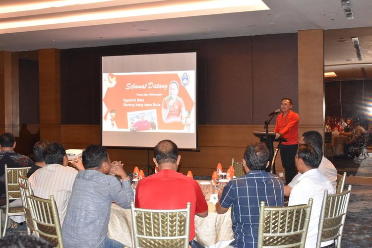 Komjen M. Iriawan menghadiri forum diskusi bertajuk Ngobrol Bola Bareng Kang Iwan Bule di Vasa Hotel Surabaya. 