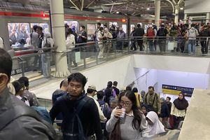 KRL Terlambat 1 Jam Imbas Tawuran di Manggarai, Penumpang Menumpuk, Barang Berjatuhan ke Rel