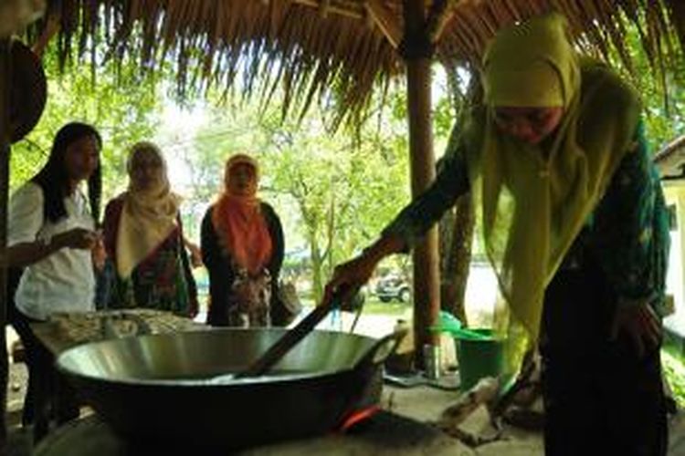 Pengunjung melihat proses pembutan gula jawa di Kawasan Wisata Agro Kampoeng Kopi Banaran yang terletak di Bawen, Kabupaten Semarang.