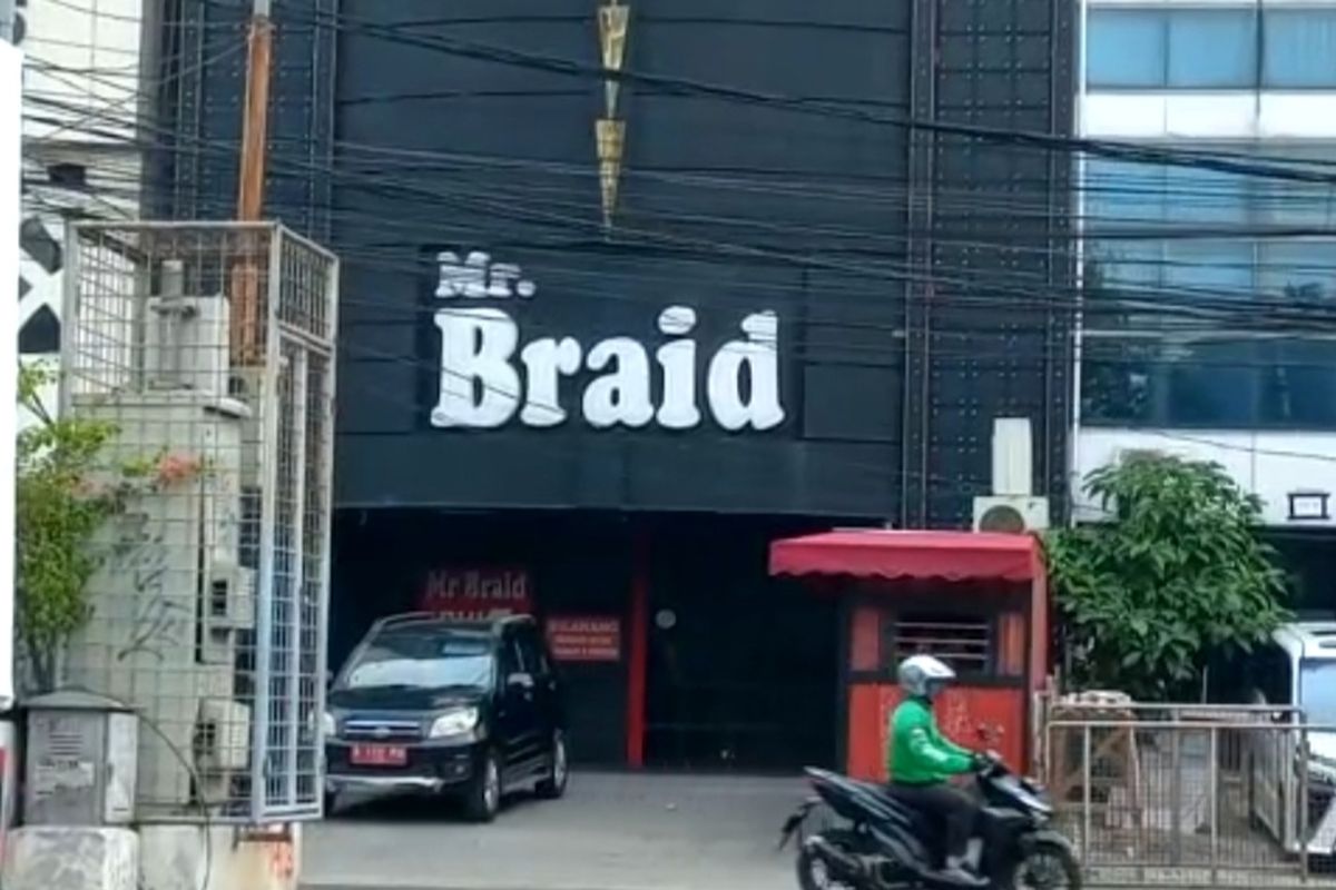 Suasana Bar & Lounge Mr Braid di Jalan Sultan Iskandar Muda, Kebayoran Lama, Jakarta Selatan, Rabu (29/6/2022) siang. 