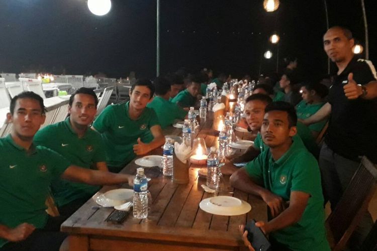 Para pemain timnas U-22 menikmati makan malam bersama di Jimbaran seusai laga uji coba kontra Persewangi, Rabu (24/5/2017). 
