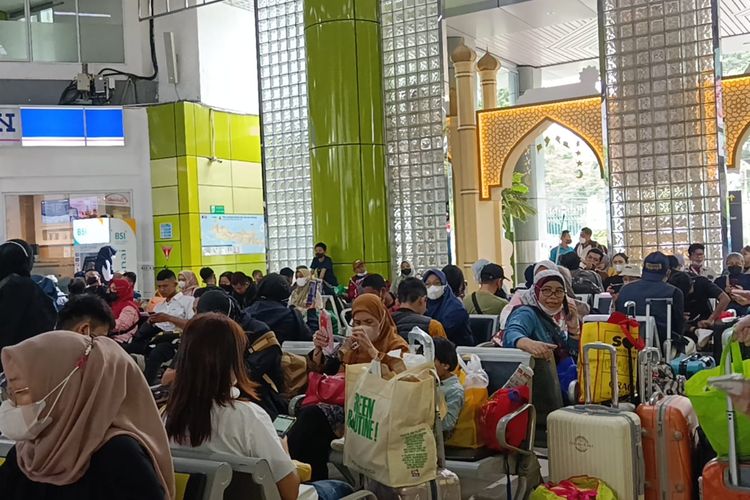 Pantauan Stasiun Gambir, Jakarta Pusat yang sudah diramaikan pemudik sore ini, Selasa (18/4/2023).