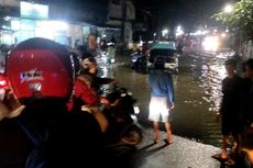 Jalan Ciracas Terendam Banjir, 10 Pengemudi Motor 