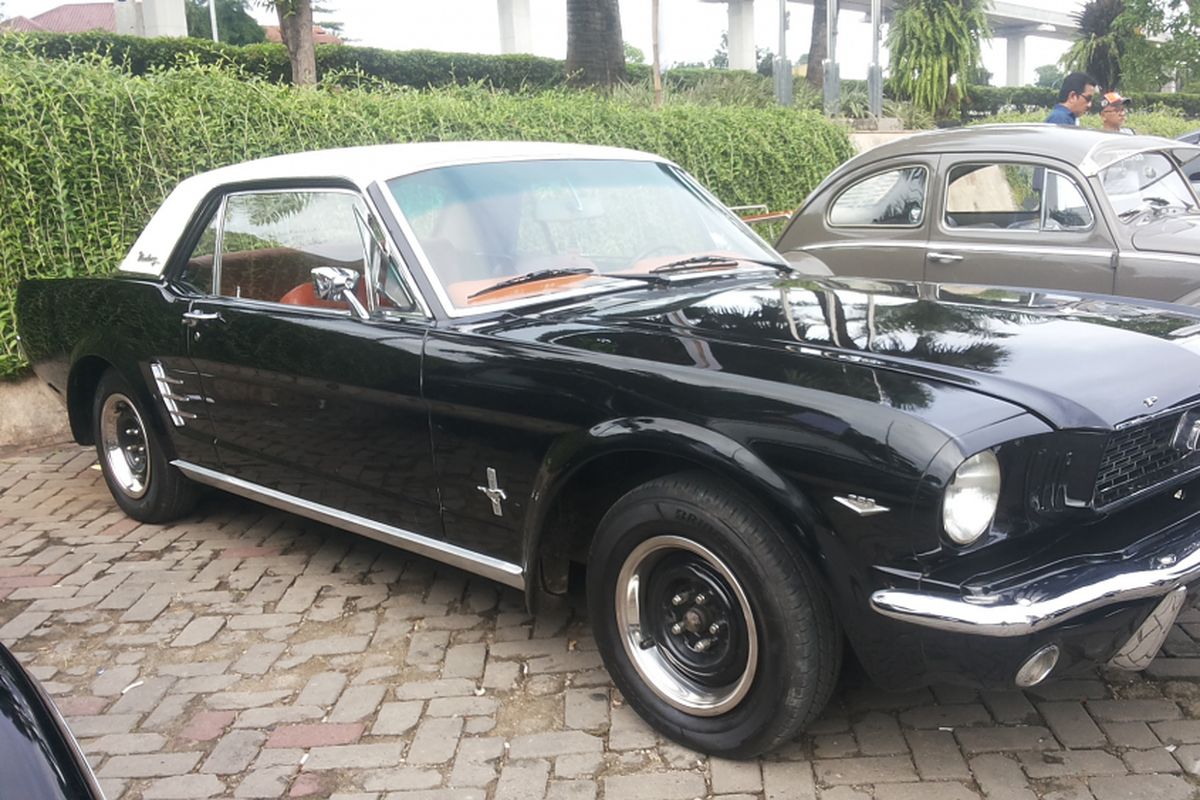 Ford Mustang lansiran 1967 milik salah seorang anggota Perhimpunan Penggemar Mobil Kuno Indonesia (PPMKI) yang hadir di Bogor, Minggu (21/1/2018). 