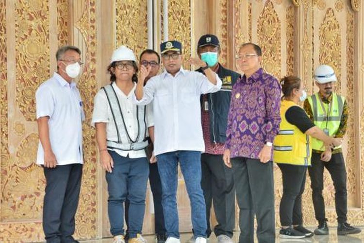 Menhub Budi Karya Sumadi saat meninjau progres pembangunan Terminal VVIP Bandara Ngurah Rai Bali, Jumat (7/10/2022).