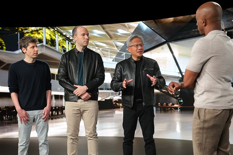 CEO NVIDIA Jensen Huang (kanan jaket hitam), CEO OpenAI Sam Altman (paling kiri), dan Presiden OpenAI Greg Brockman (tengah jaket hitam) menjelaskan kemitraan strategis baru untuk mendorong pertumbuhan OpenAI.