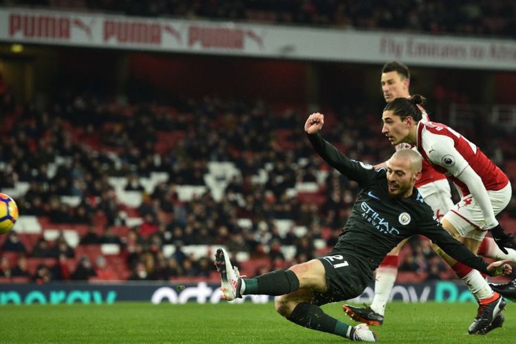 David Silva mencetak satu dari tiga gol kemenangan Manchester City ke gawang Arsenal pada pertandingan Premier League di Stadion Emirates, Kamis (1/3/2018).