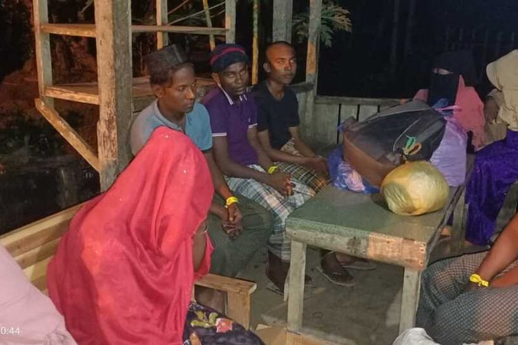 Warga Rohingya di Desa Ranto, Kecamatan Nibong, Kabupaten Aceh Utara, Provinsi Aceh, Kamis (28/12/2023) malam
