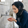 Hukum Wudhu saat Masih Memakai Makeup dan Skincare, Sah atau Tidak? Ini Penjelasan Ulama