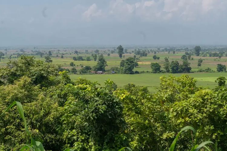 Pemandangan lembah dari kamp pengungsi di wilayah Sagaing, Myanmar.